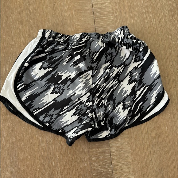 Nike Pants - Women’s Nike Running Short Sz S